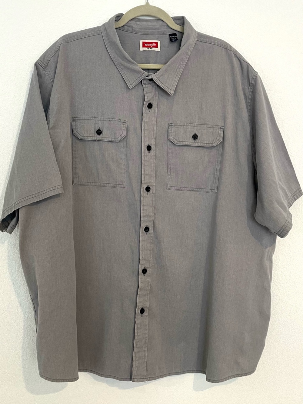 Wrangler Men's Short Sleeve Button-Up Shirt in Gray